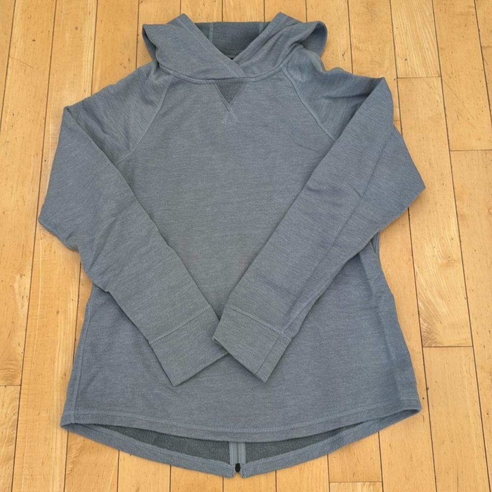 The NorthFace woman sweater size medium